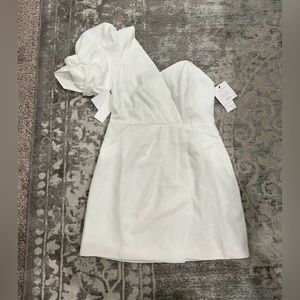 White formal dress. New with tags, size large!
